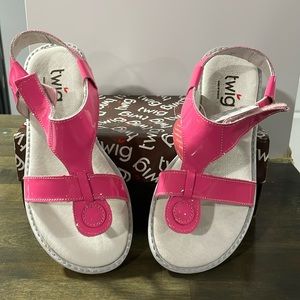 NWB Twig Girls Hot Pink Vanessa Patent Sandals Size 13-13.5
